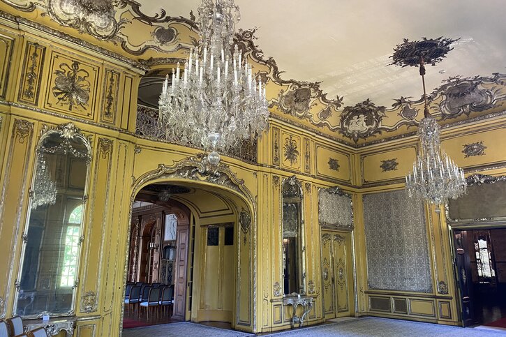 Ausstellungsräume in Schloss Waldenburg, ©Landkreis Zwickau Saal im Schloss mit Kristallleuchtern und Spiegeln