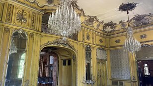Saal im Schloss mit Kristallleuchtern und Spiegeln