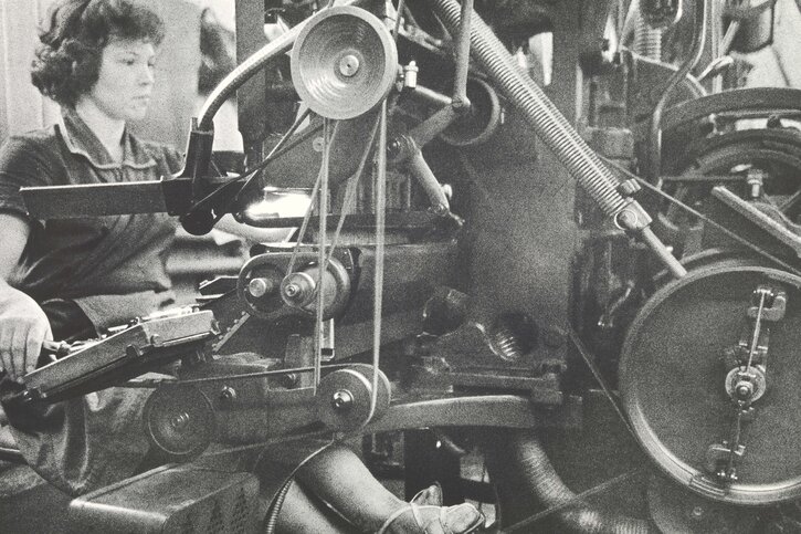 Frauen arbeiten in einer Fabrik