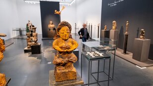Skulpturen in einem Ausstellungsraum