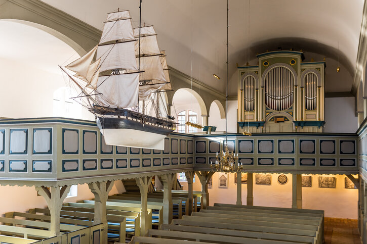 Modellschiffe, Seemannskirche Prerow Modellschiffe hängen in einer Kirche