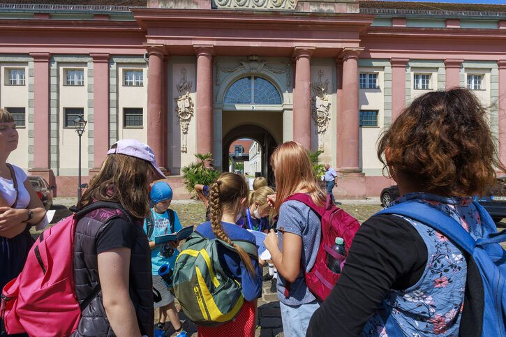 Ein Tag in Potsdam, Schülerinnen und Schüler vor dem Brandenburg Museum für Zukunft, Gegenwart und Geschichte © Brandenburg Museum